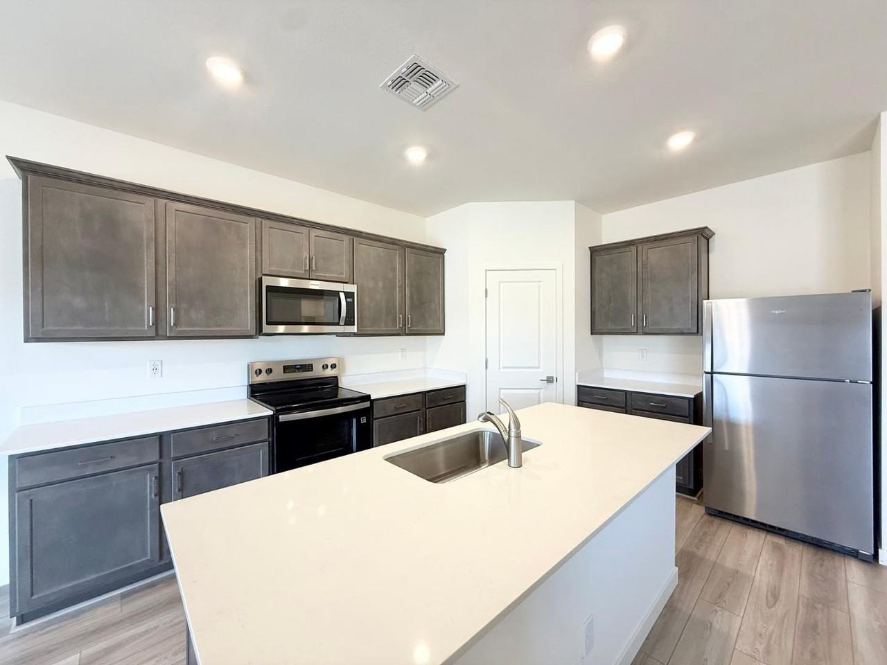 634 W Red Hawk Ct - Photo 3 of 21
