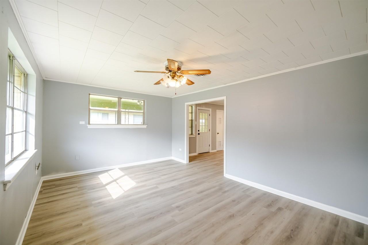 123 Adoue St - Photo 2 of 15