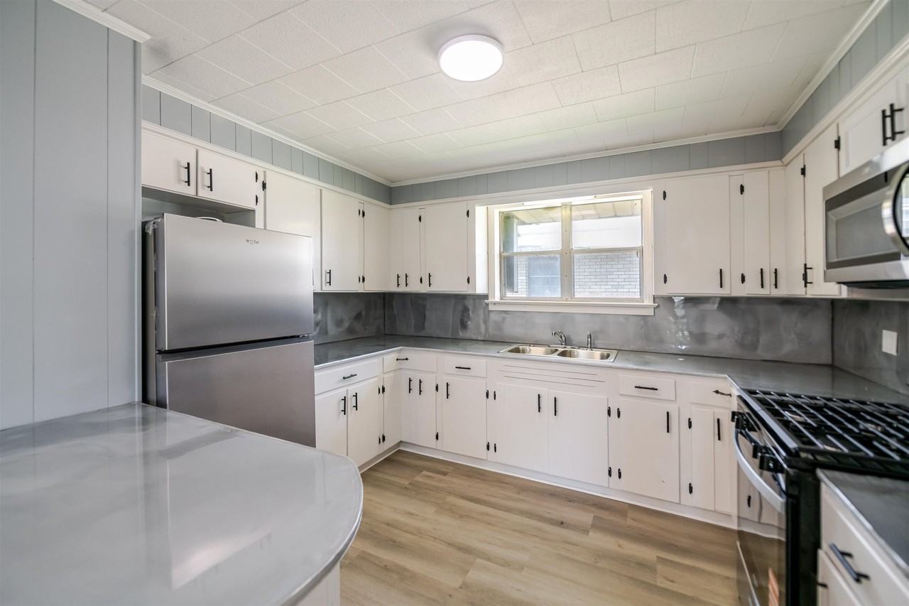 123 Adoue St - Photo 4 of 15