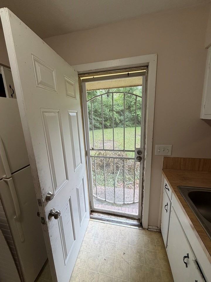 1537 Celia Dr - Photo 3 of 11