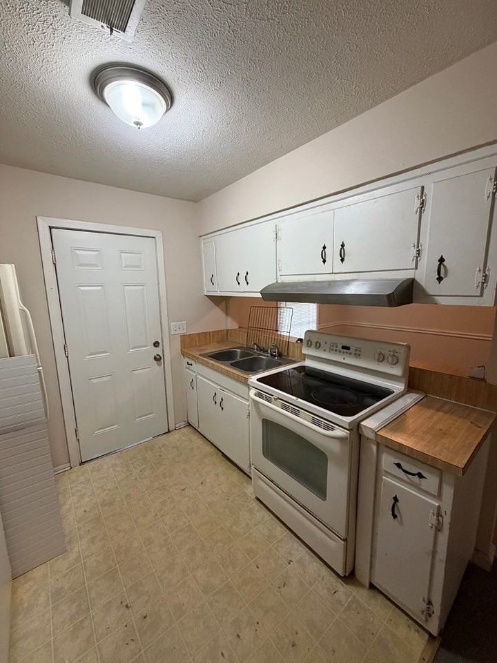 1537 Celia Dr - Photo 4 of 11