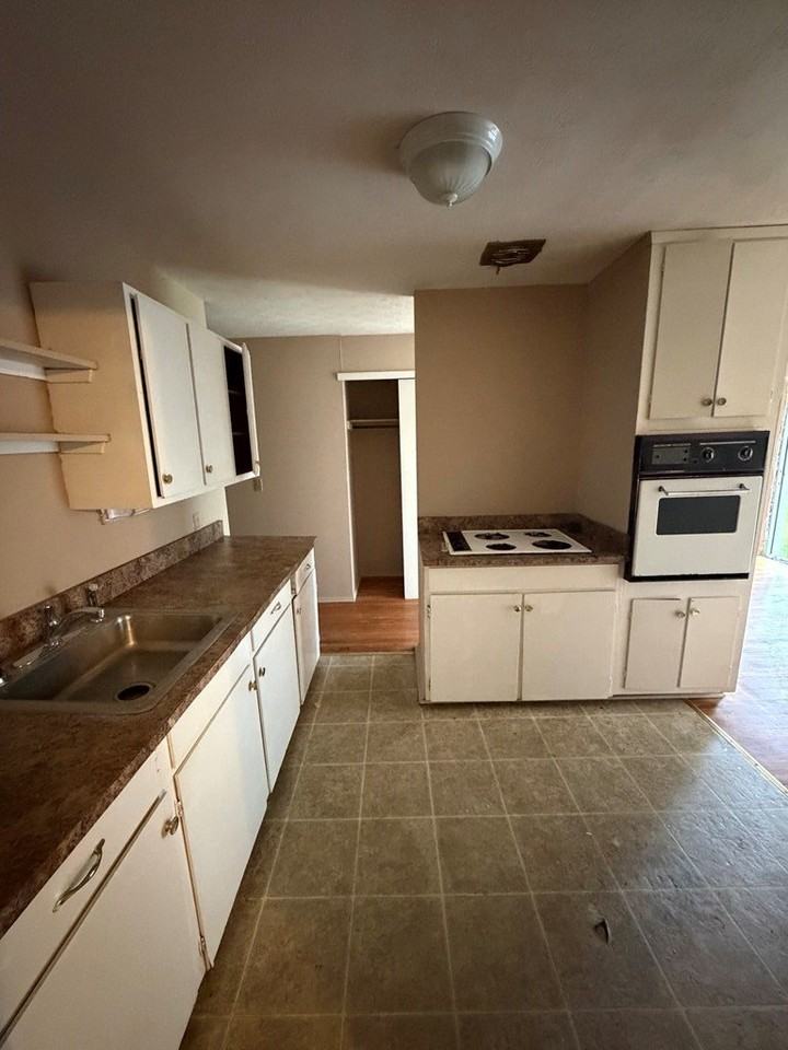 3227 Urban Ave - Photo 4 of 10