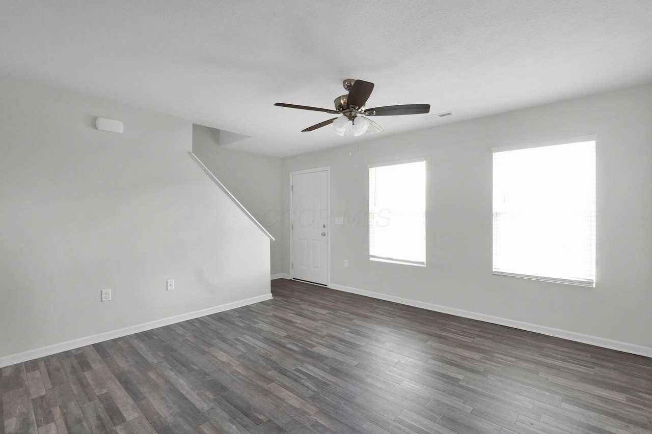 1881 Erika Dr - Photo 3 of 15