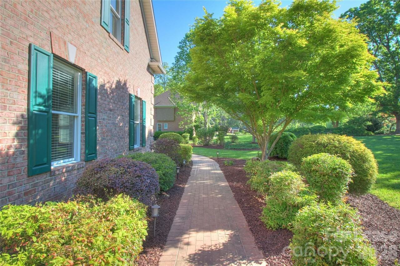 1217 Weddington Hills Dr - Photo 3 of 32