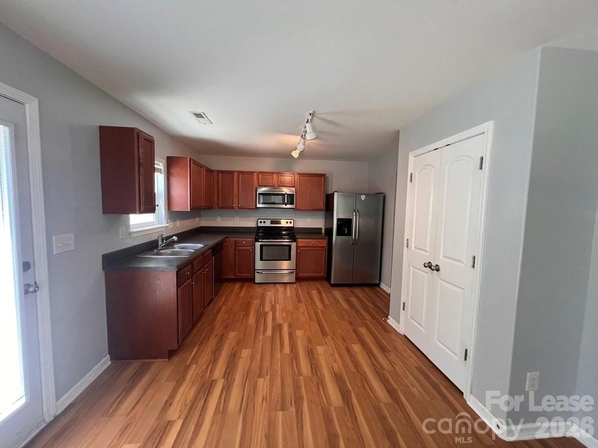 9505 Drains Bay Ct - Photo 4 of 29