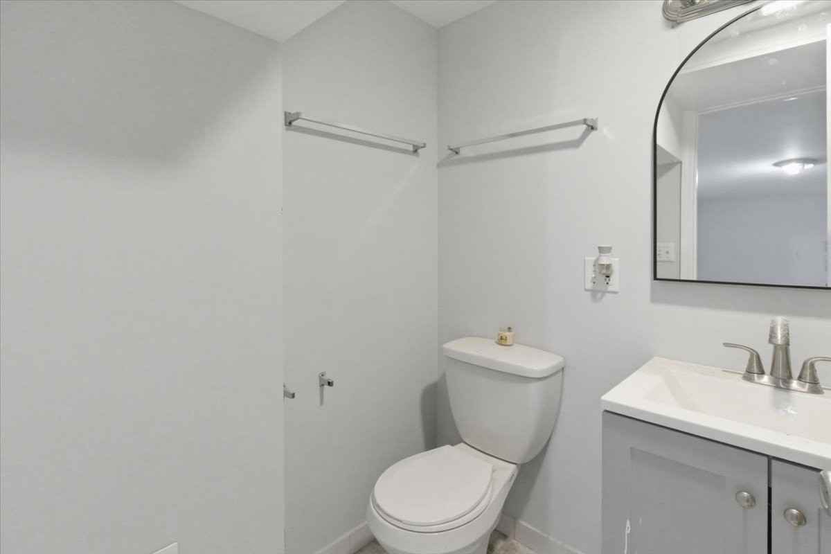910 W Gunnison St - Photo 4 of 9