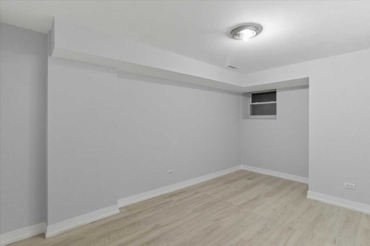 910 W Gunnison St - Photo 5 of 9