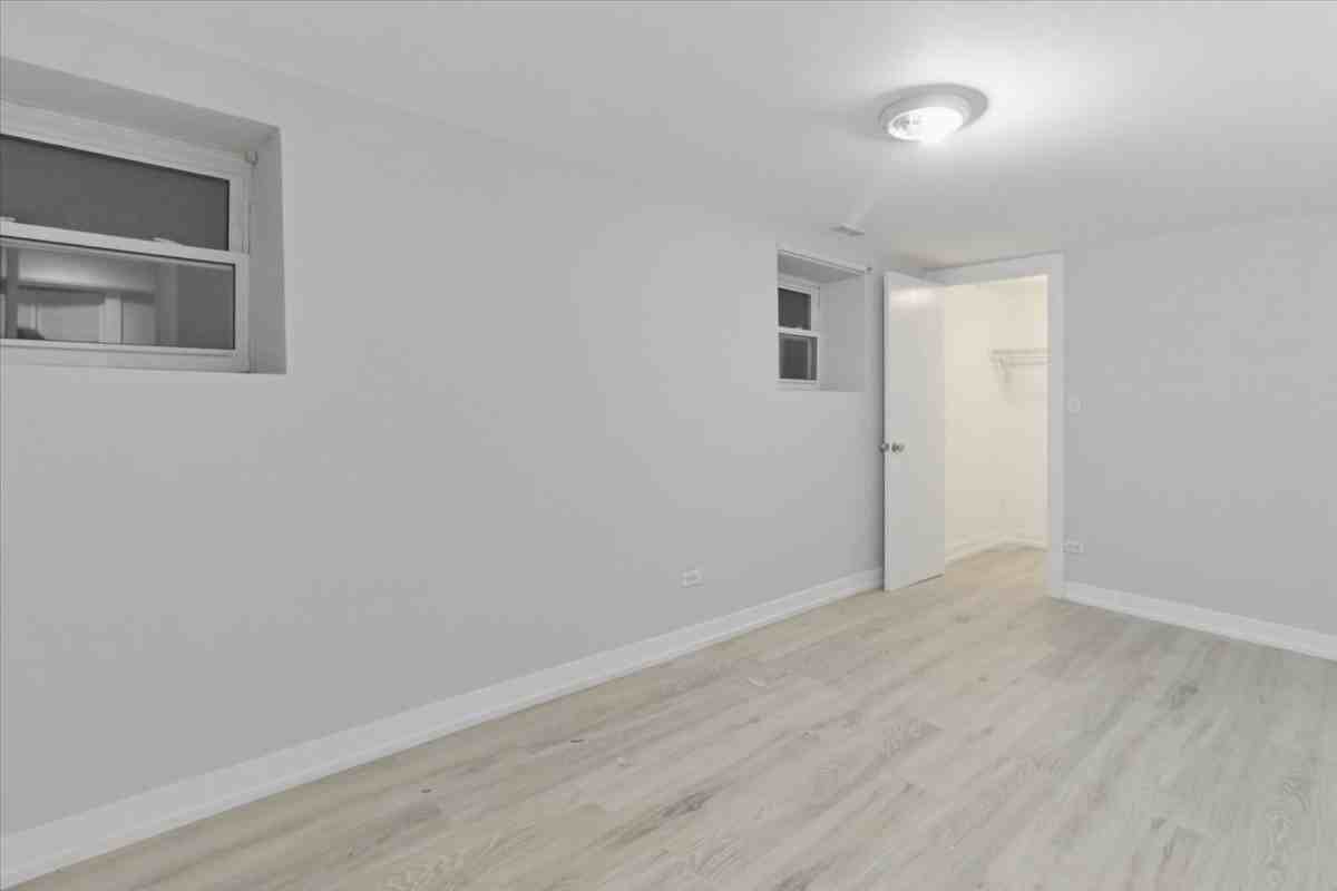 910 W Gunnison St - Photo 6 of 9
