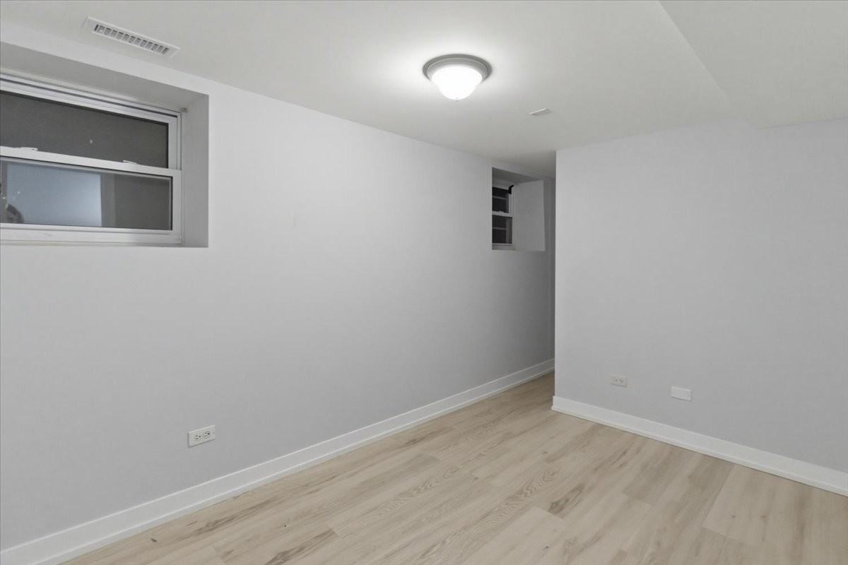 910 W Gunnison St - Photo 7 of 9