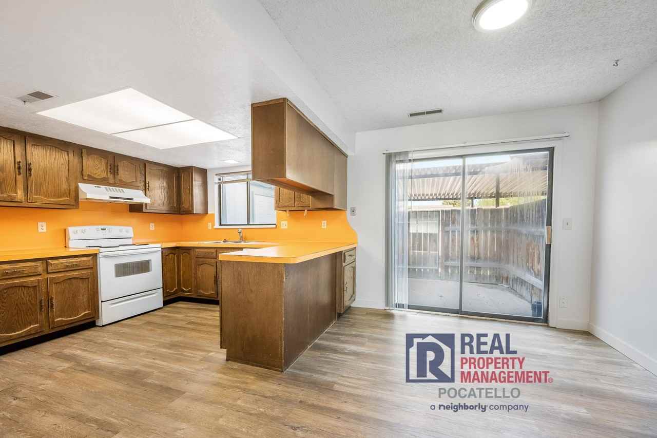 1117 Booth Dr - Photo 2 of 20
