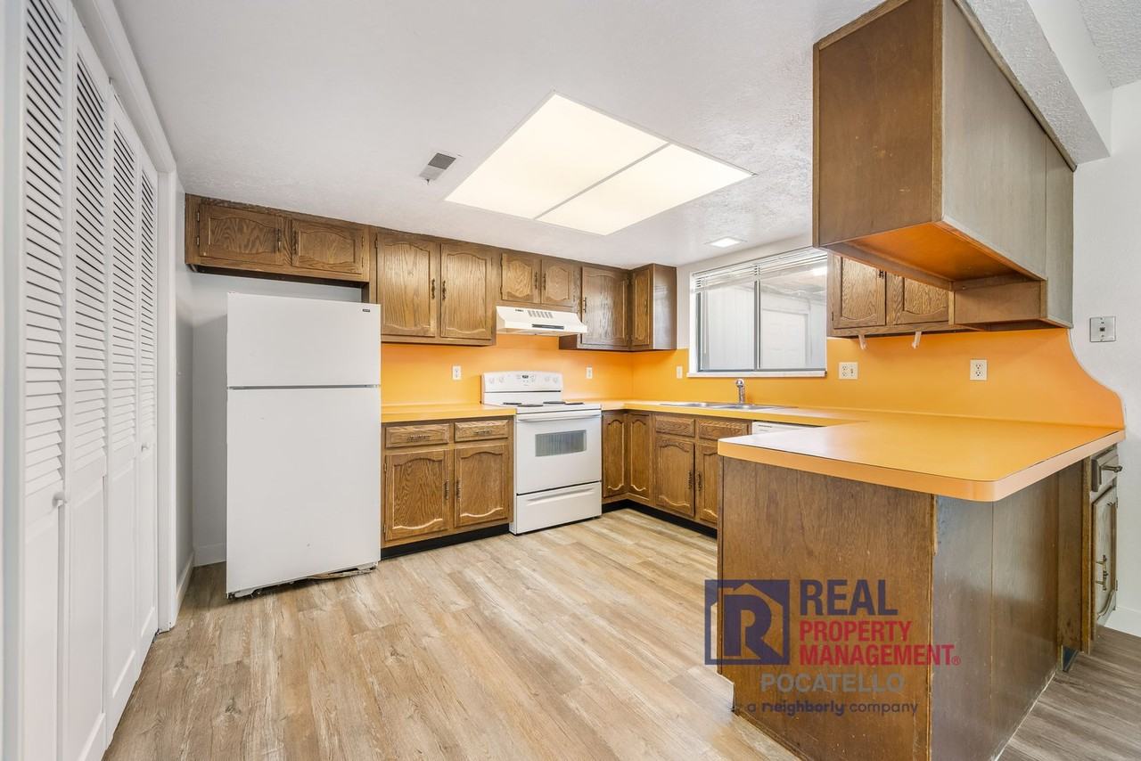 1117 Booth Dr - Photo 3 of 20