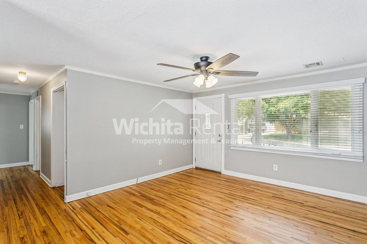 4536 S Glenn Ave - Photo 2 of 14