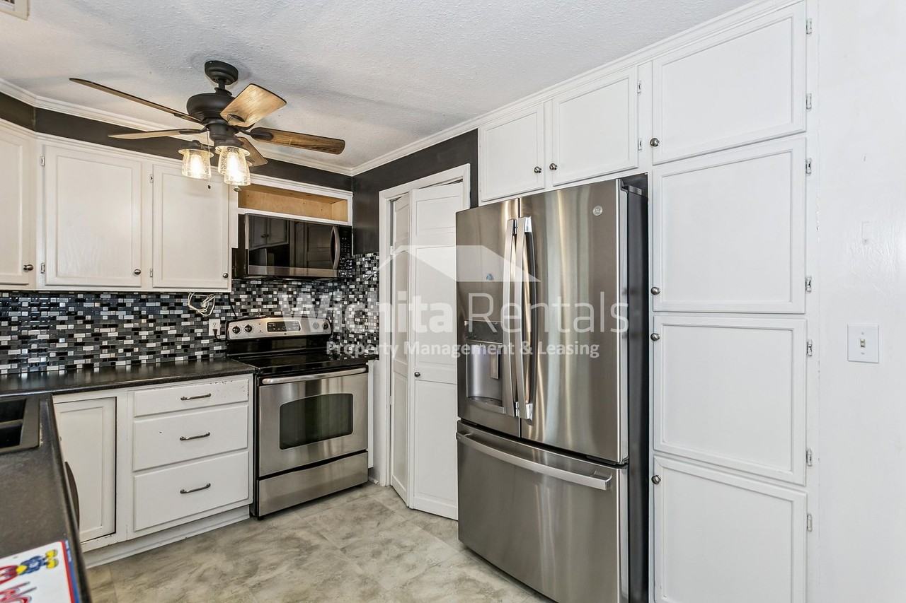 4536 S Glenn Ave - Photo 3 of 14