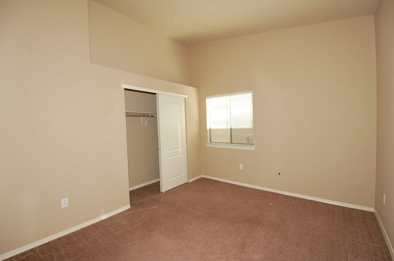 2508 Sparrow Point St - Photo 4 of 23