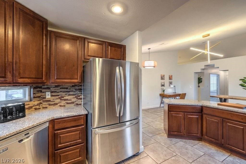 549 Brigadier St - Photo 5 of 38