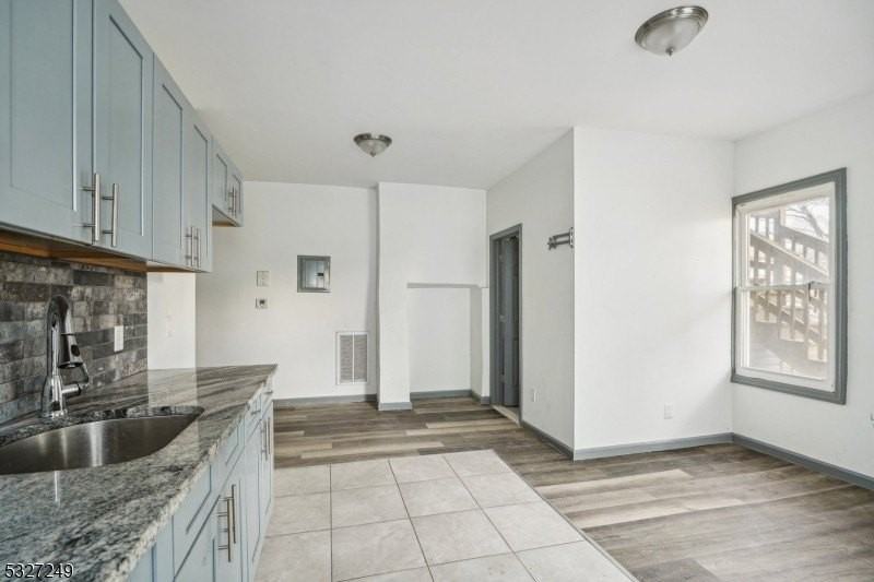 143 Valley Rd Apt R1 #1R - Photo 3 of 18