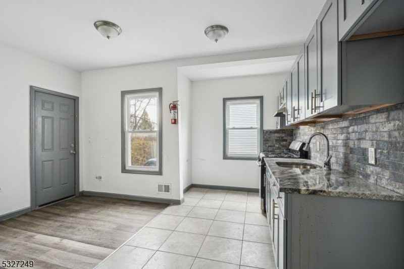 143 Valley Rd Apt R1 #1R - Photo 7 of 18