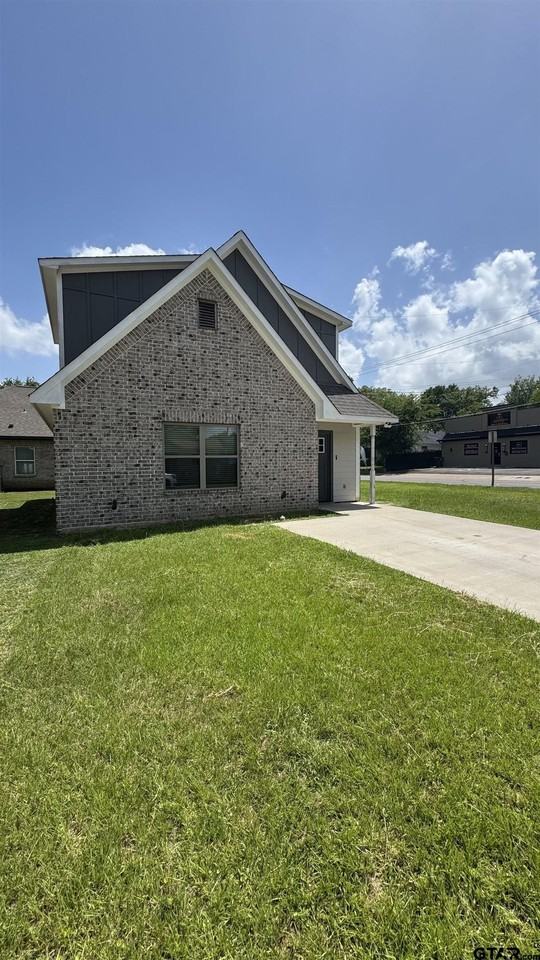 826 W Franklin St - Photo 2 of 19