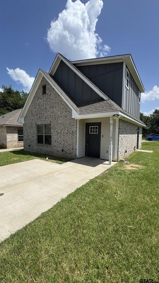 826 W Franklin St - Photo 3 of 19