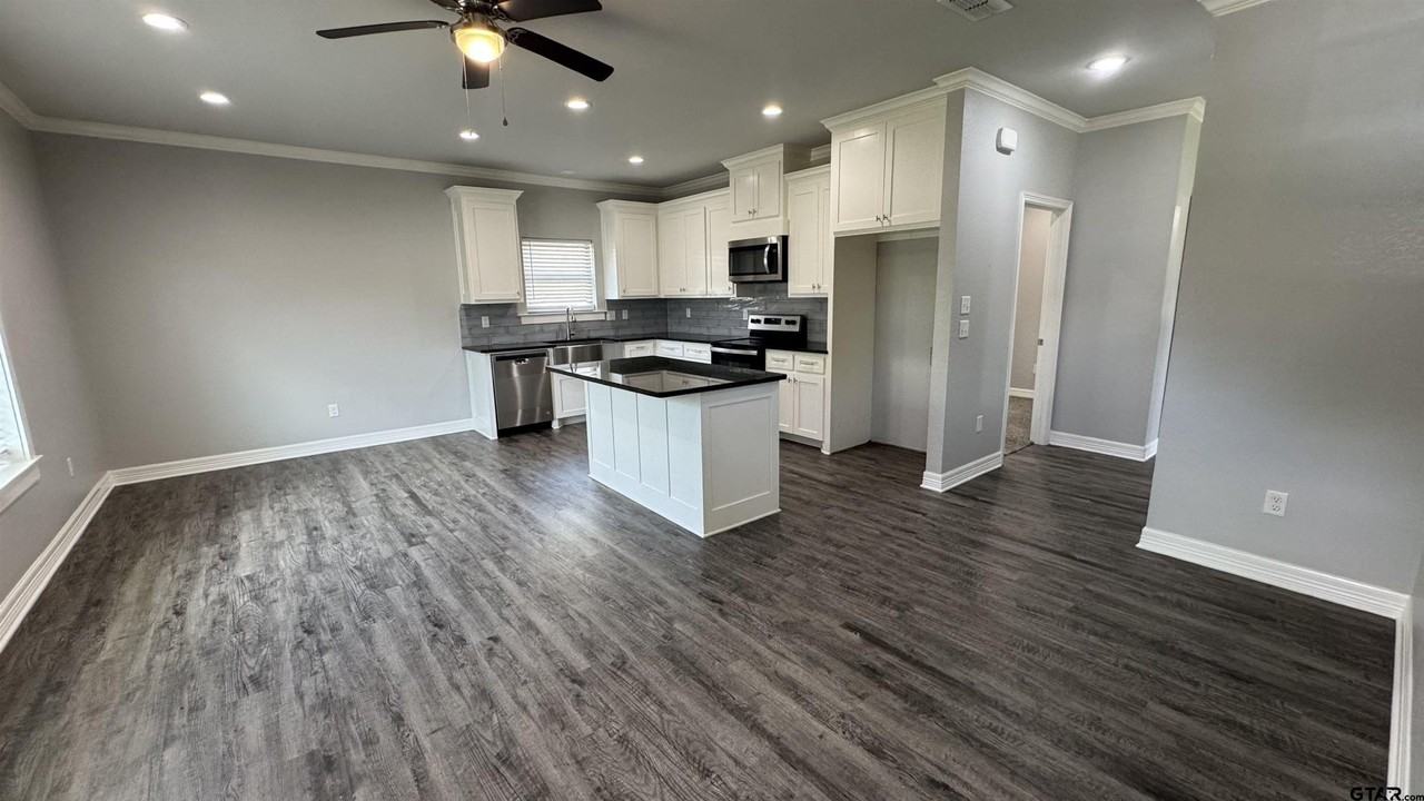 826 W Franklin St - Photo 4 of 19