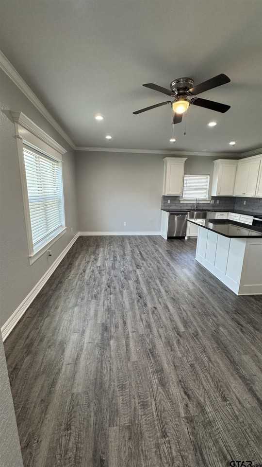 826 W Franklin St - Photo 5 of 19