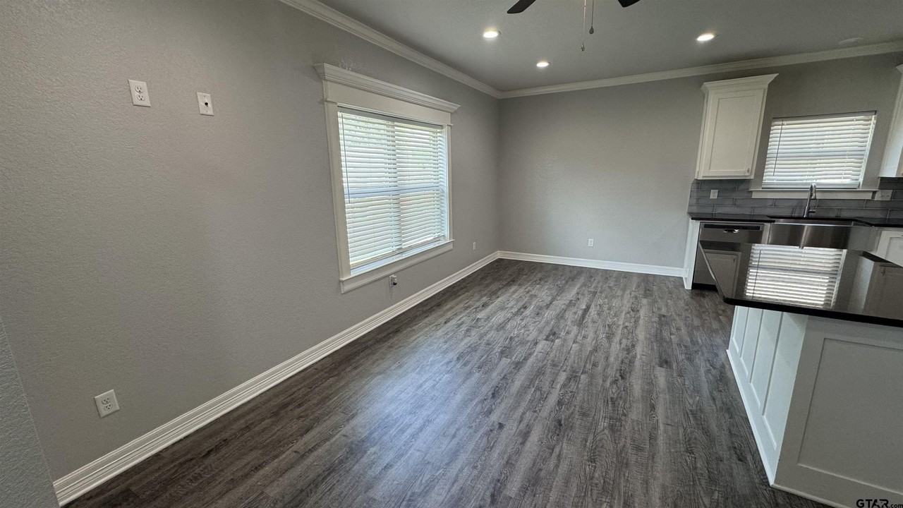 826 W Franklin St - Photo 6 of 19