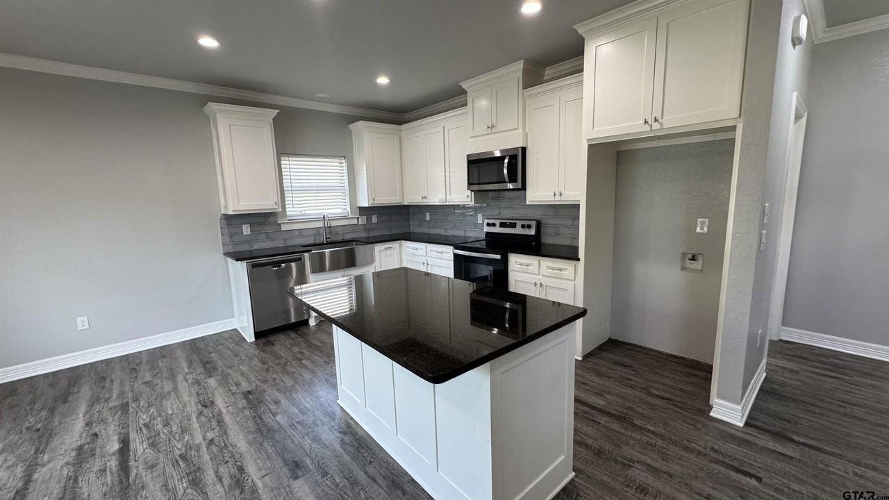 826 W Franklin St - Photo 7 of 19