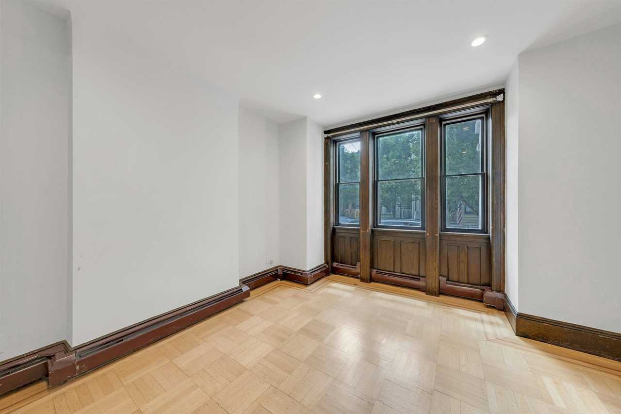 722 27th St #1 - Photo 6 of 28