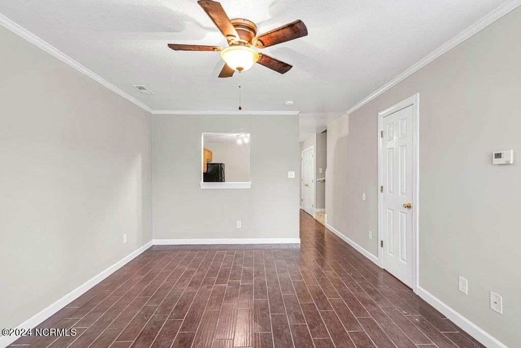 300 Streamwood Dr - Photo 6 of 20