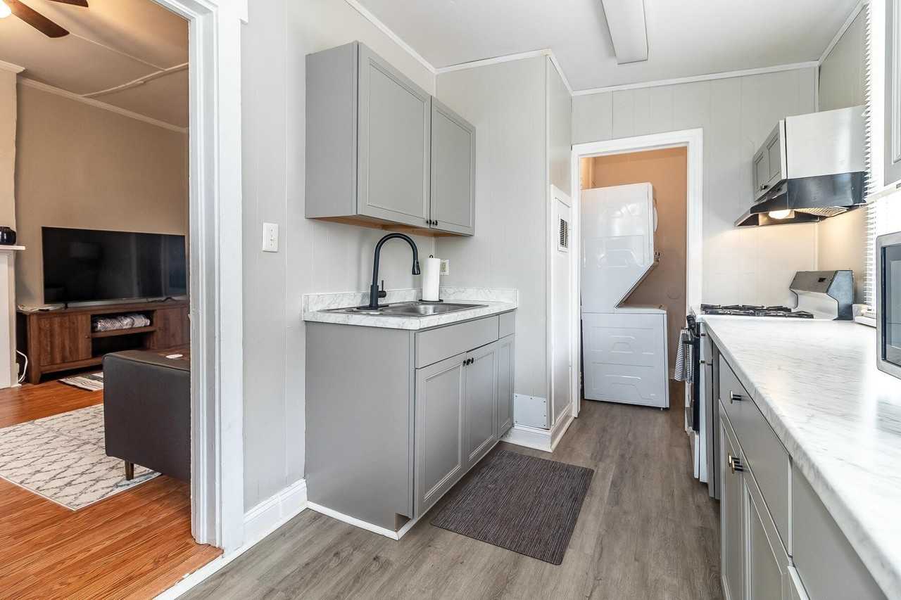 1512 Stovall St #B - Photo 6 of 10