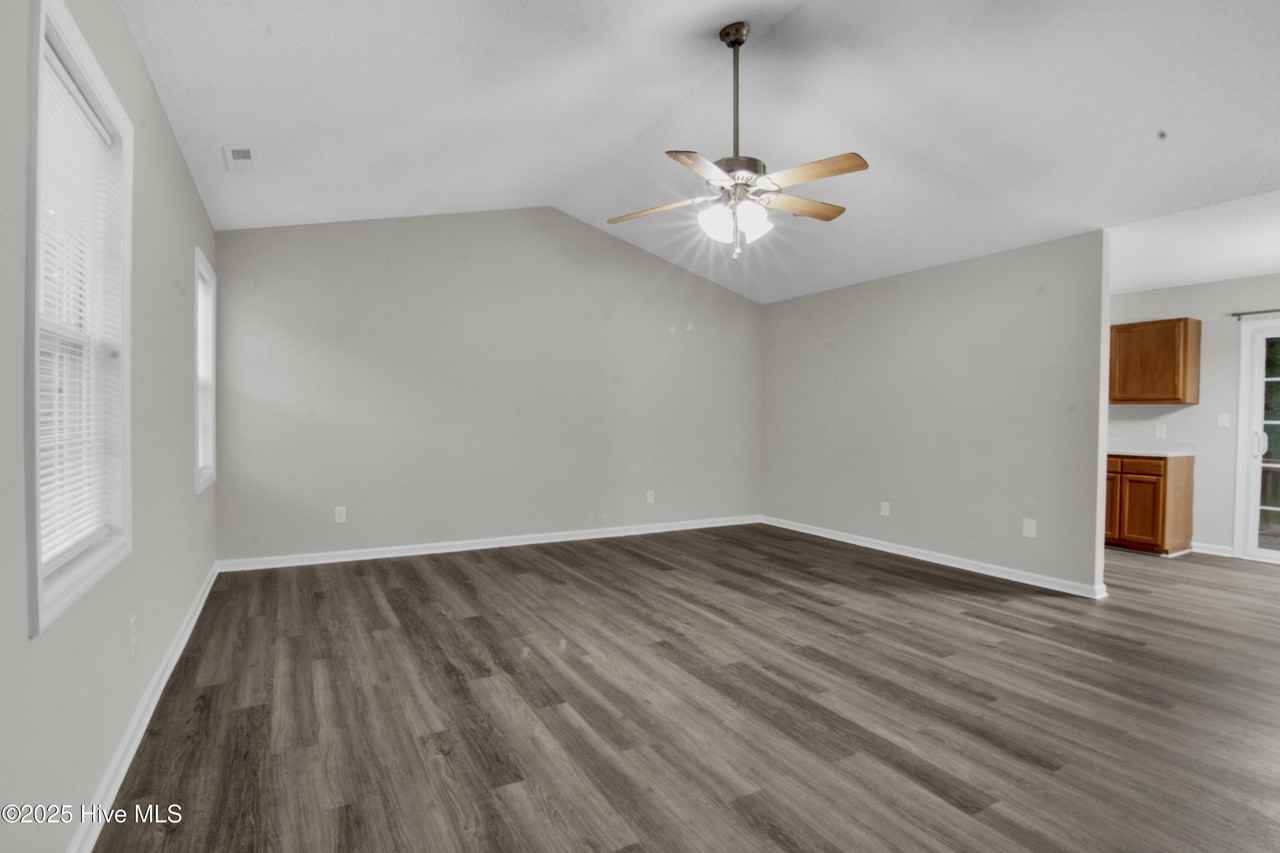 108 Fountain Dr - Photo 3 of 19