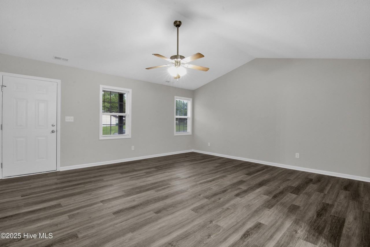 108 Fountain Dr - Photo 4 of 19