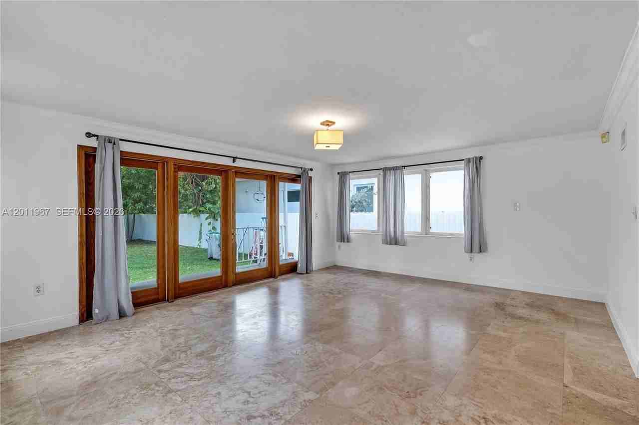 260 Sw 29th Rd - Photo 5 of 11