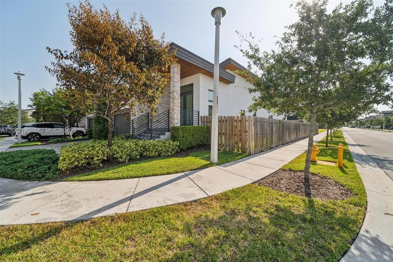7635 Nw 103rd Pl - Photo 3 of 50