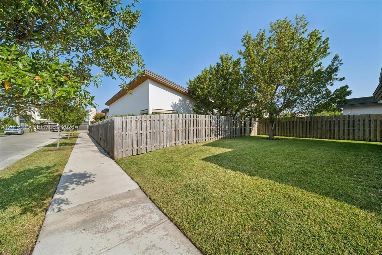 7635 Nw 103rd Pl - Photo 4 of 50