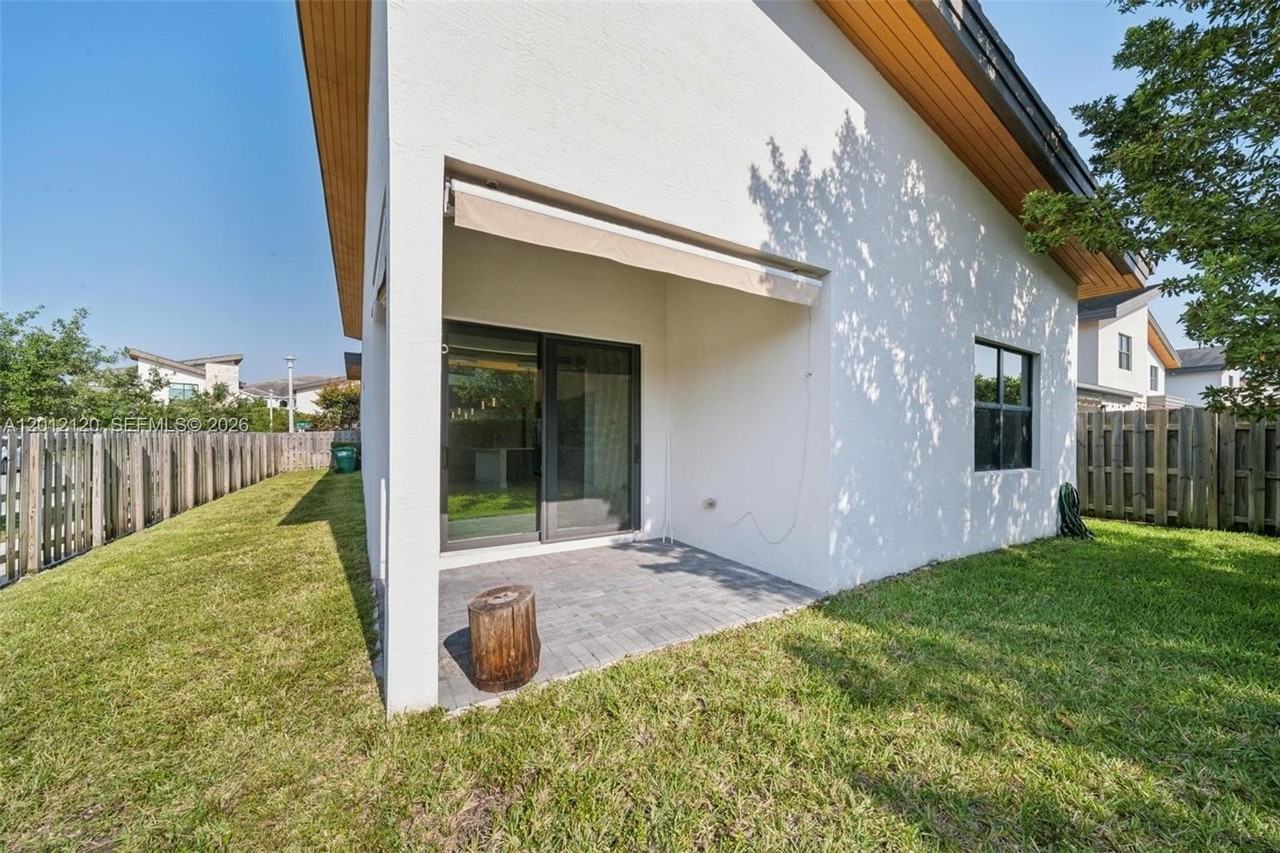 7635 Nw 103rd Pl - Photo 7 of 50