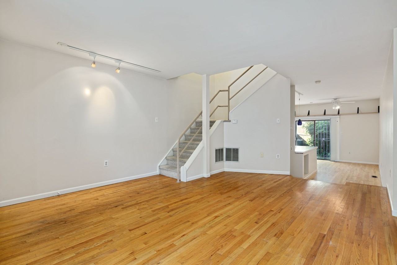 1027 Carpenter St - Photo 2 of 20