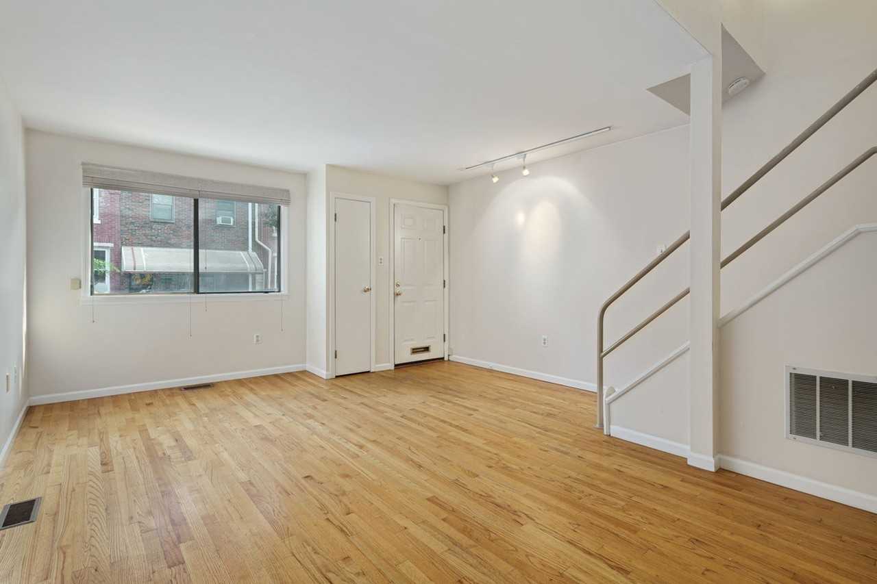 1027 Carpenter St - Photo 3 of 20