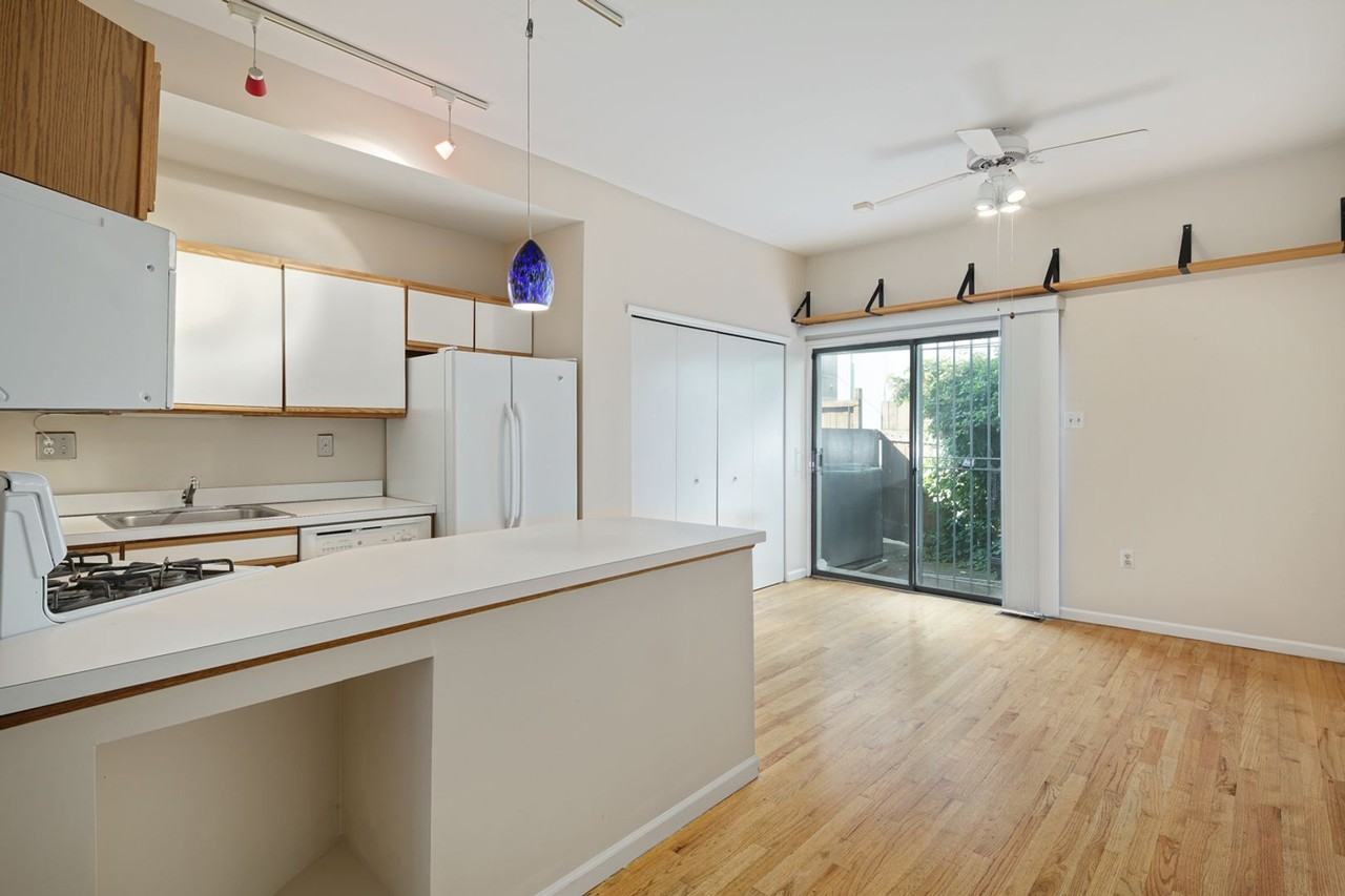 1027 Carpenter St - Photo 4 of 20