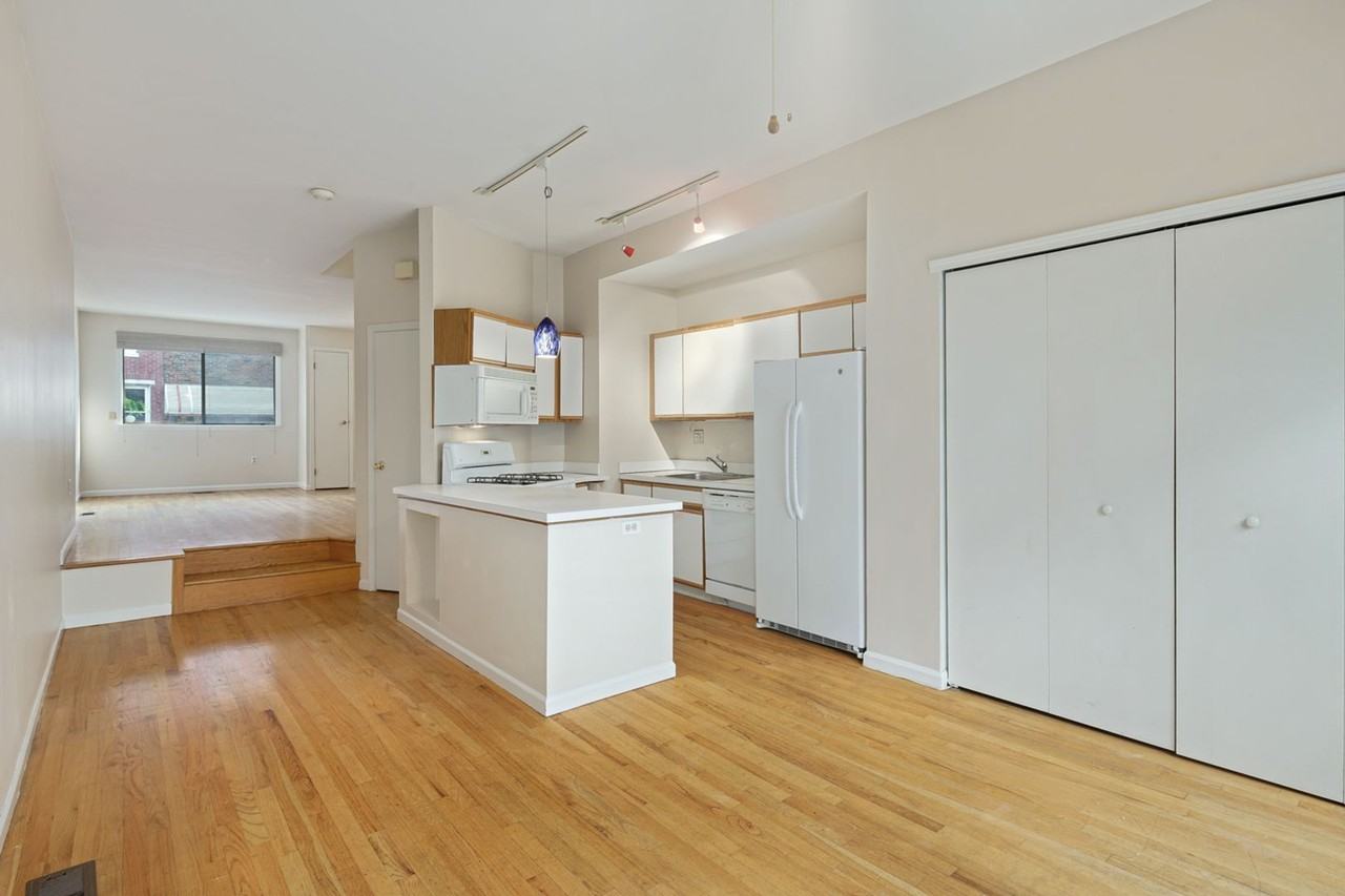 1027 Carpenter St - Photo 5 of 20