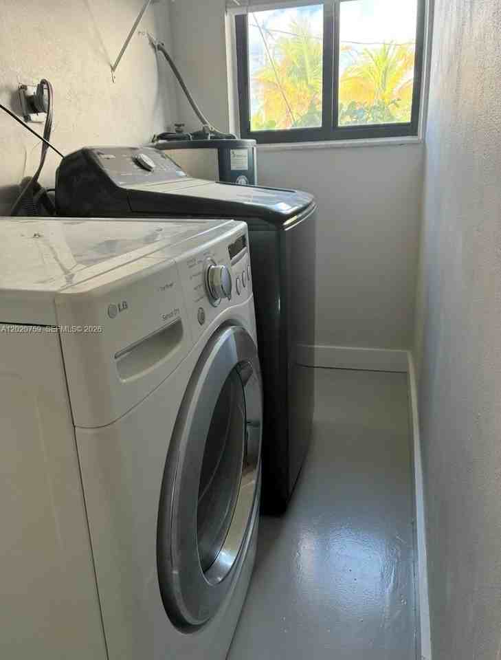 490 Ne 170th St - Photo 4 of 6