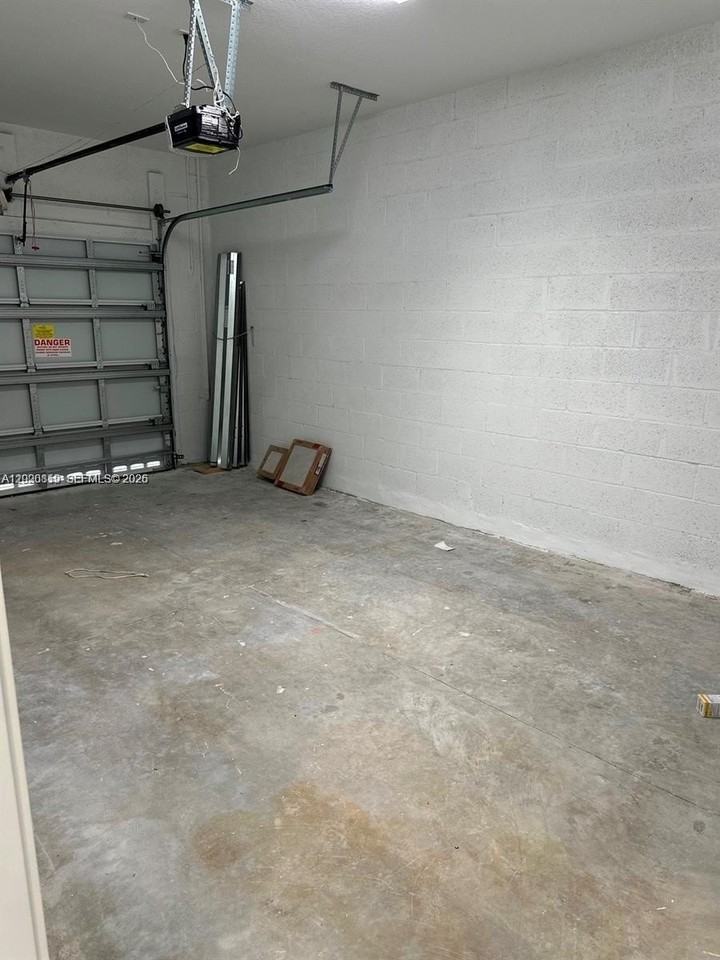 853 Sw 12th St - Photo 2 of 22