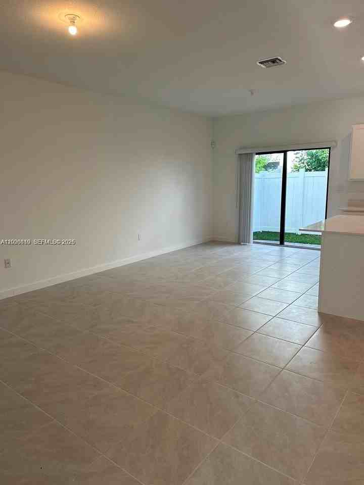 853 Sw 12th St - Photo 3 of 22