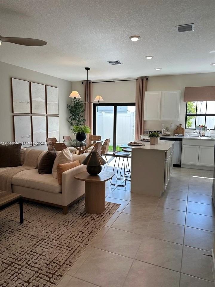 853 Sw 12th St - Photo 4 of 22