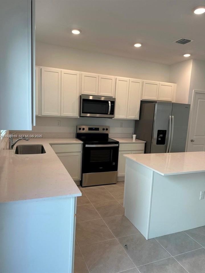853 Sw 12th St - Photo 7 of 22