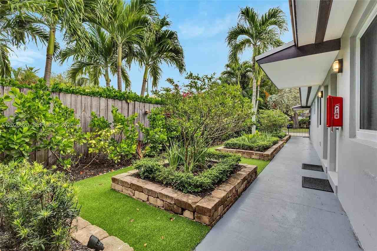 1015 W Las Olas Blvd #3 - Photo 5 of 19