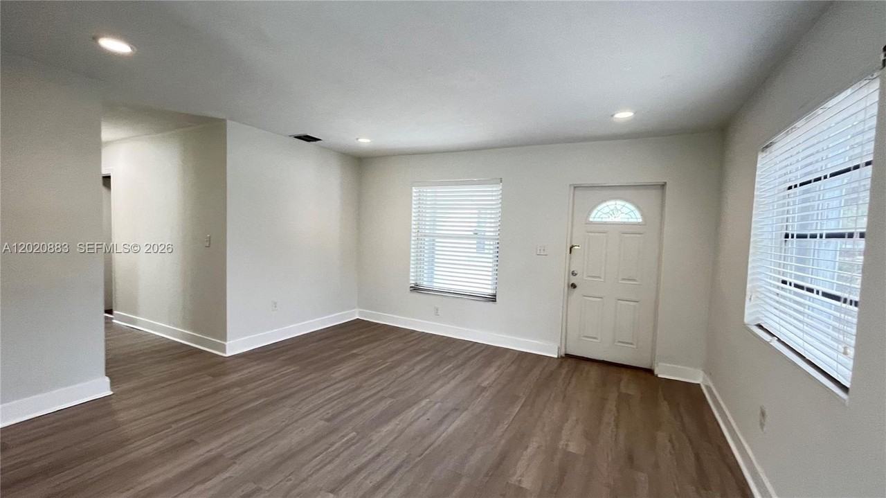 1809 Nw 33rd St #1809 - Photo 3 of 23