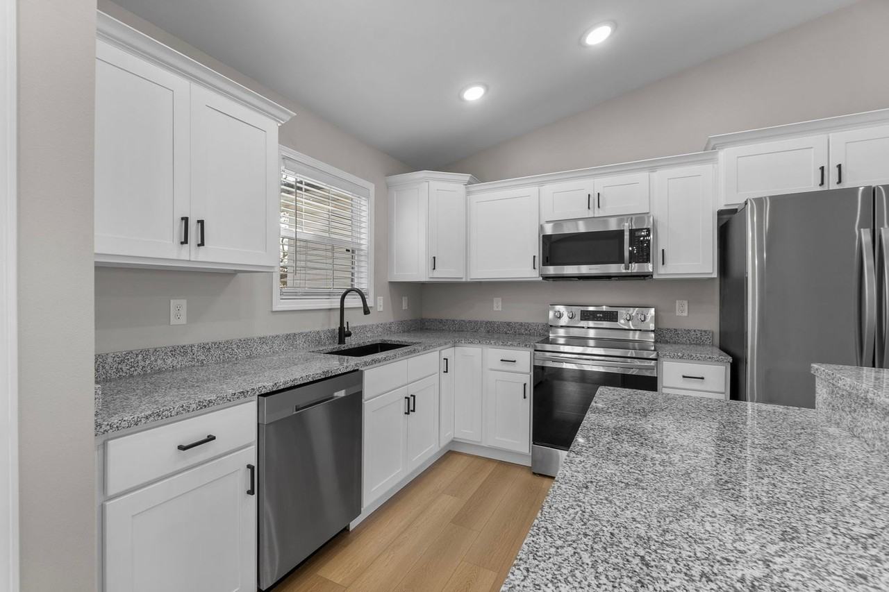 524 Old Poplar Rd - Photo 7 of 37