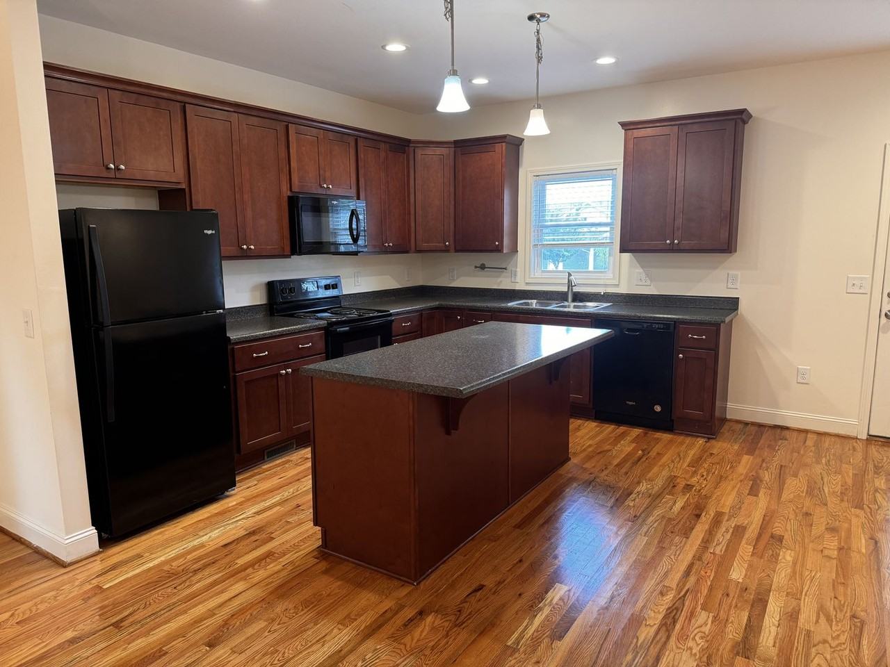 711 Michelle Ln - Photo 4 of 20