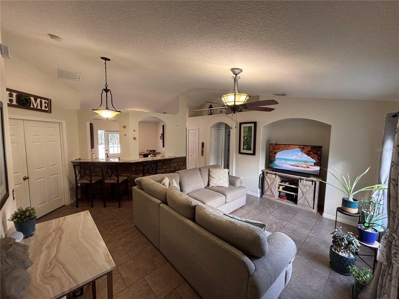 929 Lake Lindley Dr N - Photo 2 of 10